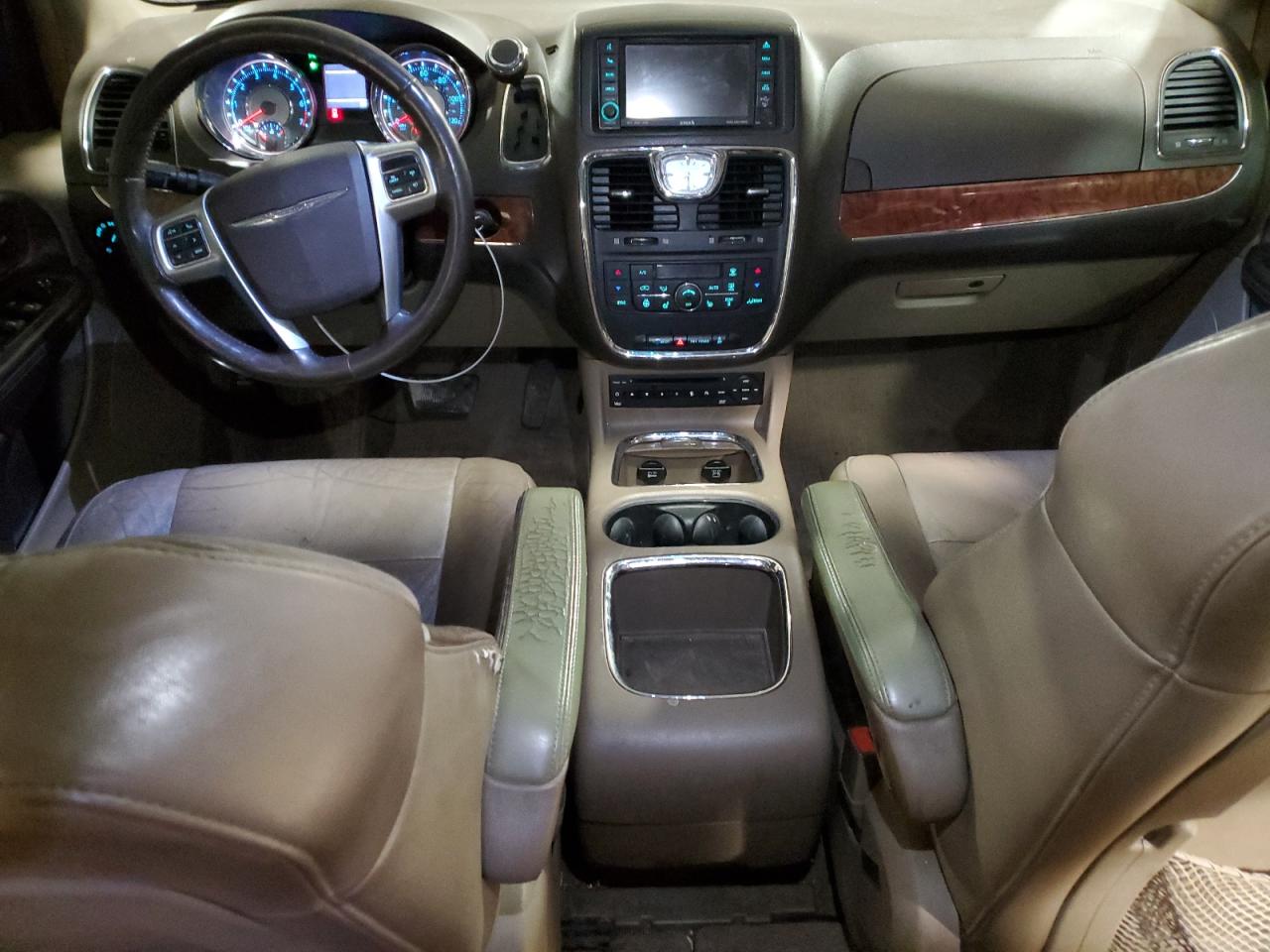 2011 Chrysler Town & Country - Image 8