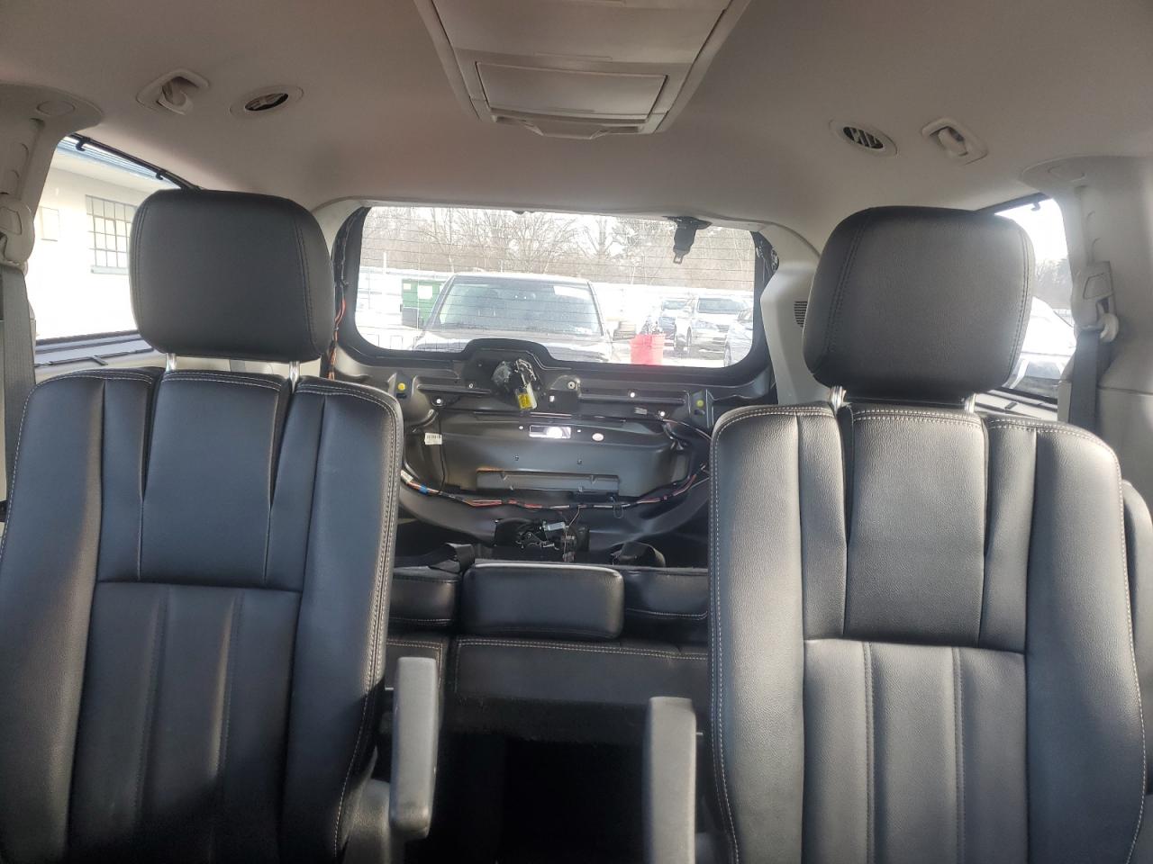2016 Chrysler Town & Country - Image 10