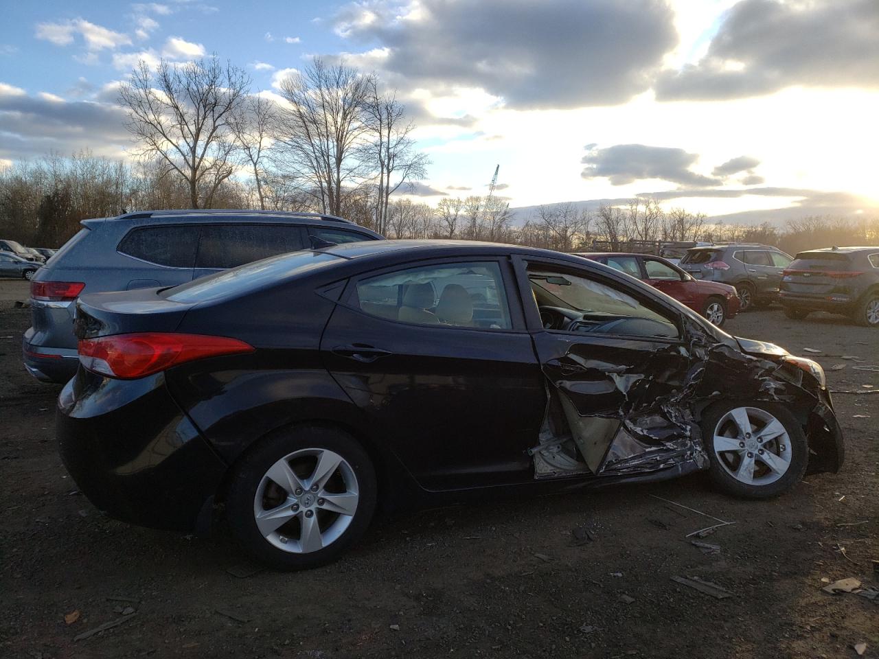2013 Hyundai Elantra - Image 3