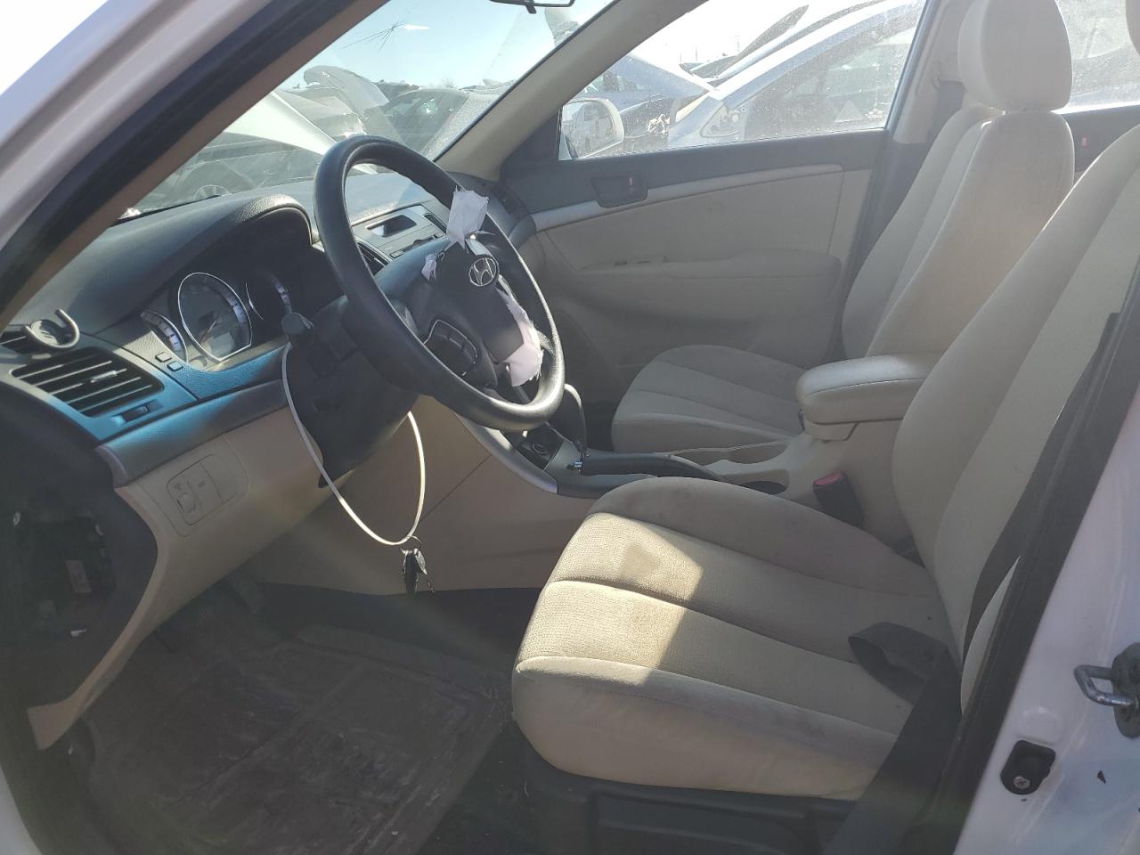 2010 Hyundai Sonata - Image 7