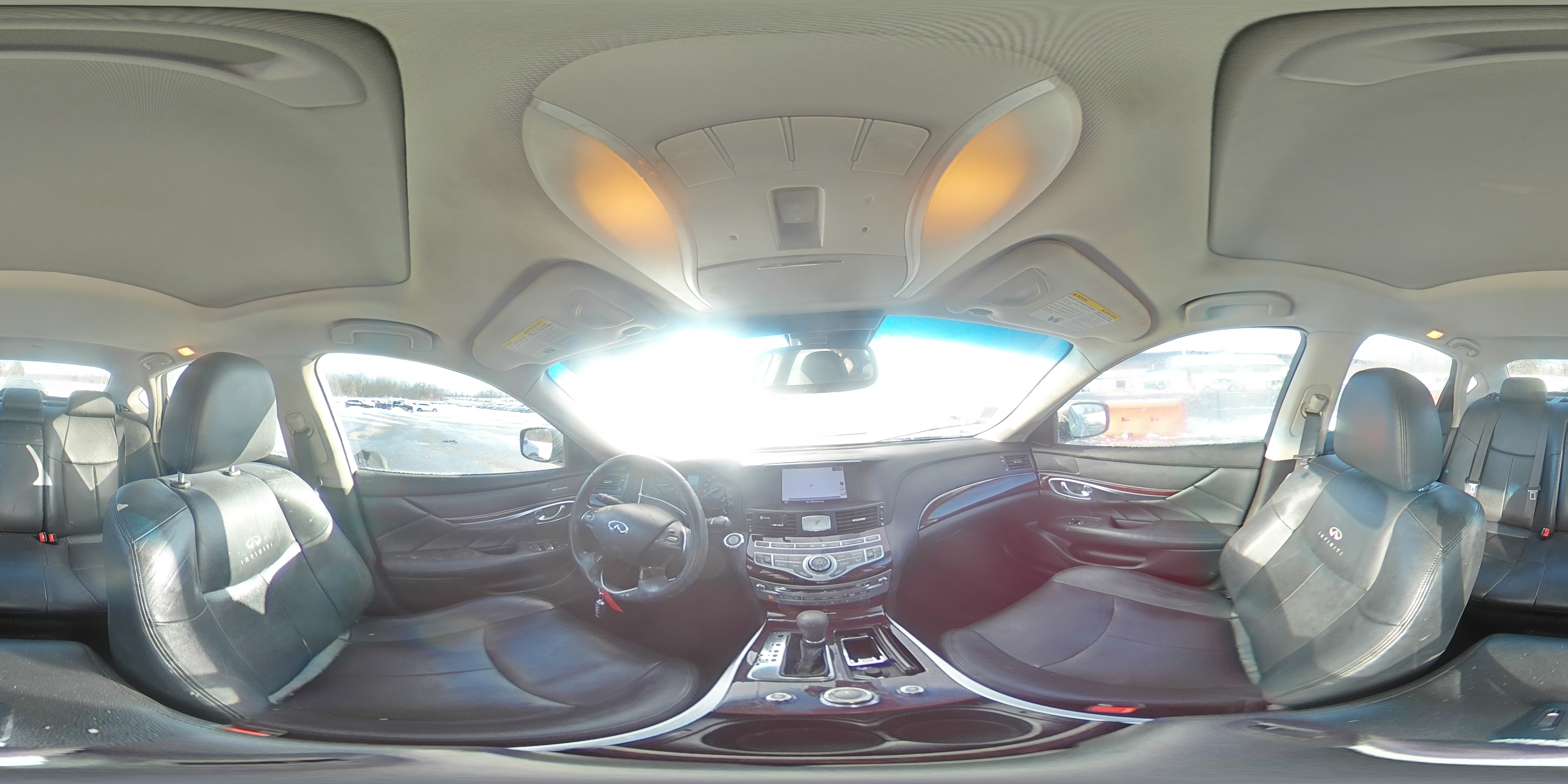 2011 Infiniti M - Image 13