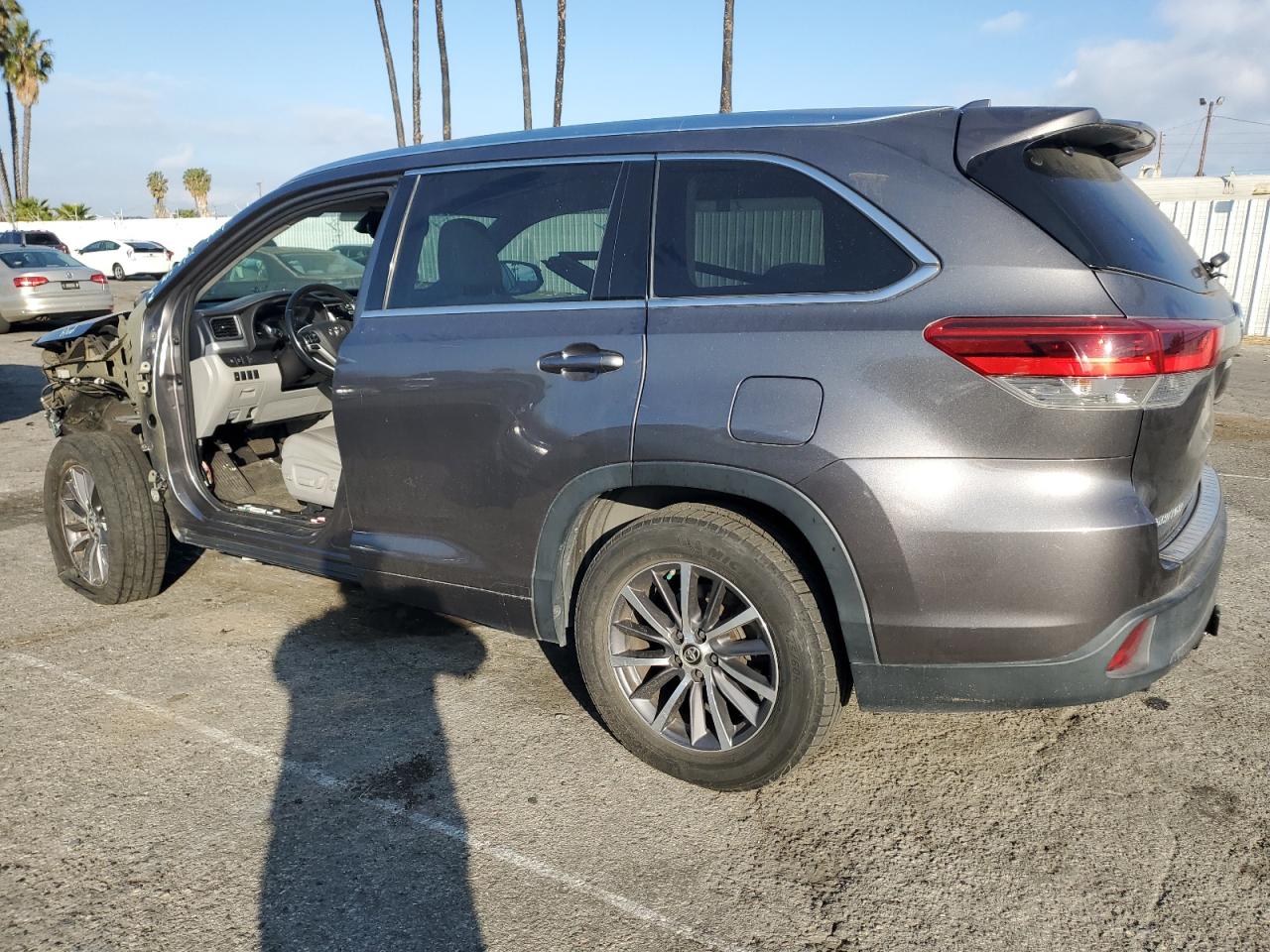 2017 Toyota Highlander - Image 2