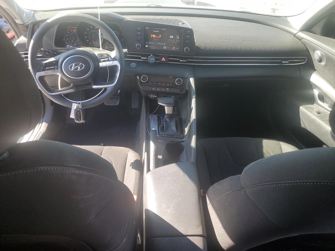 2022 Hyundai Elantra - Image 8