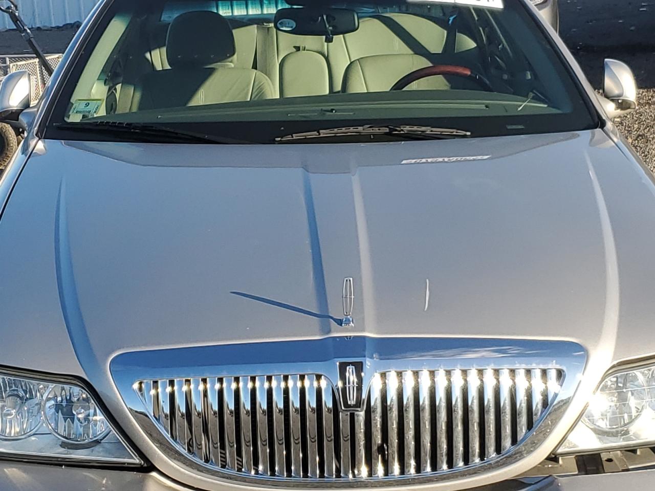 2005 Lincoln Town Car - Image 11