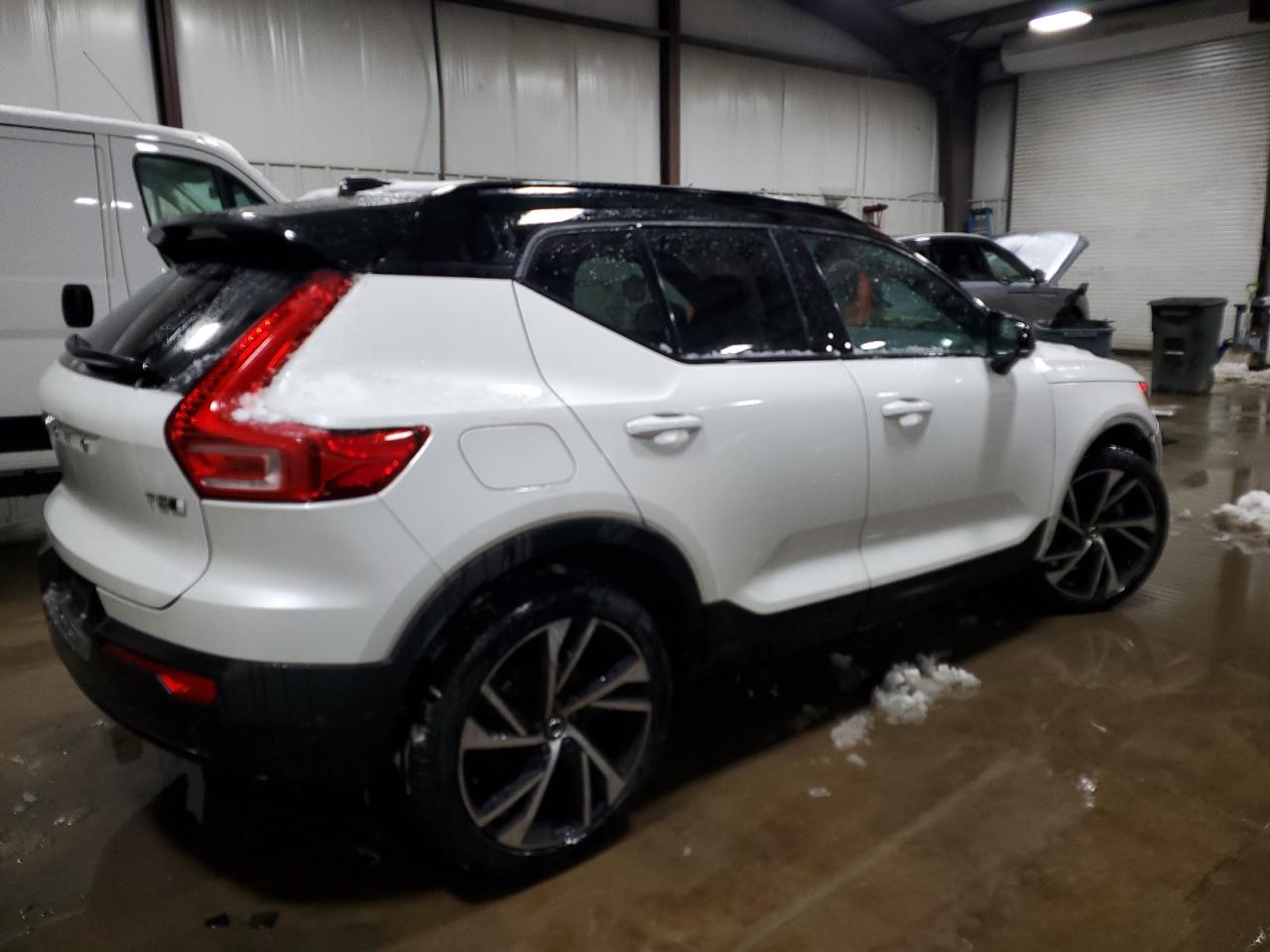 2022 Volvo XC40 - Image 3