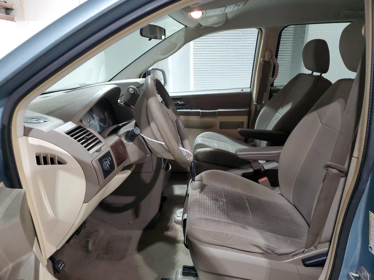 2010 Chrysler Town & Country - Image 7