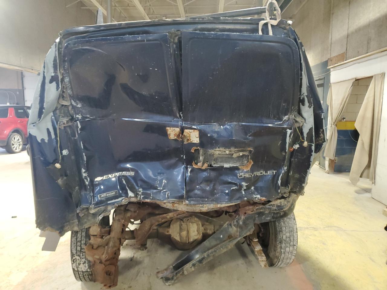2003 Chevrolet Express - Image 10