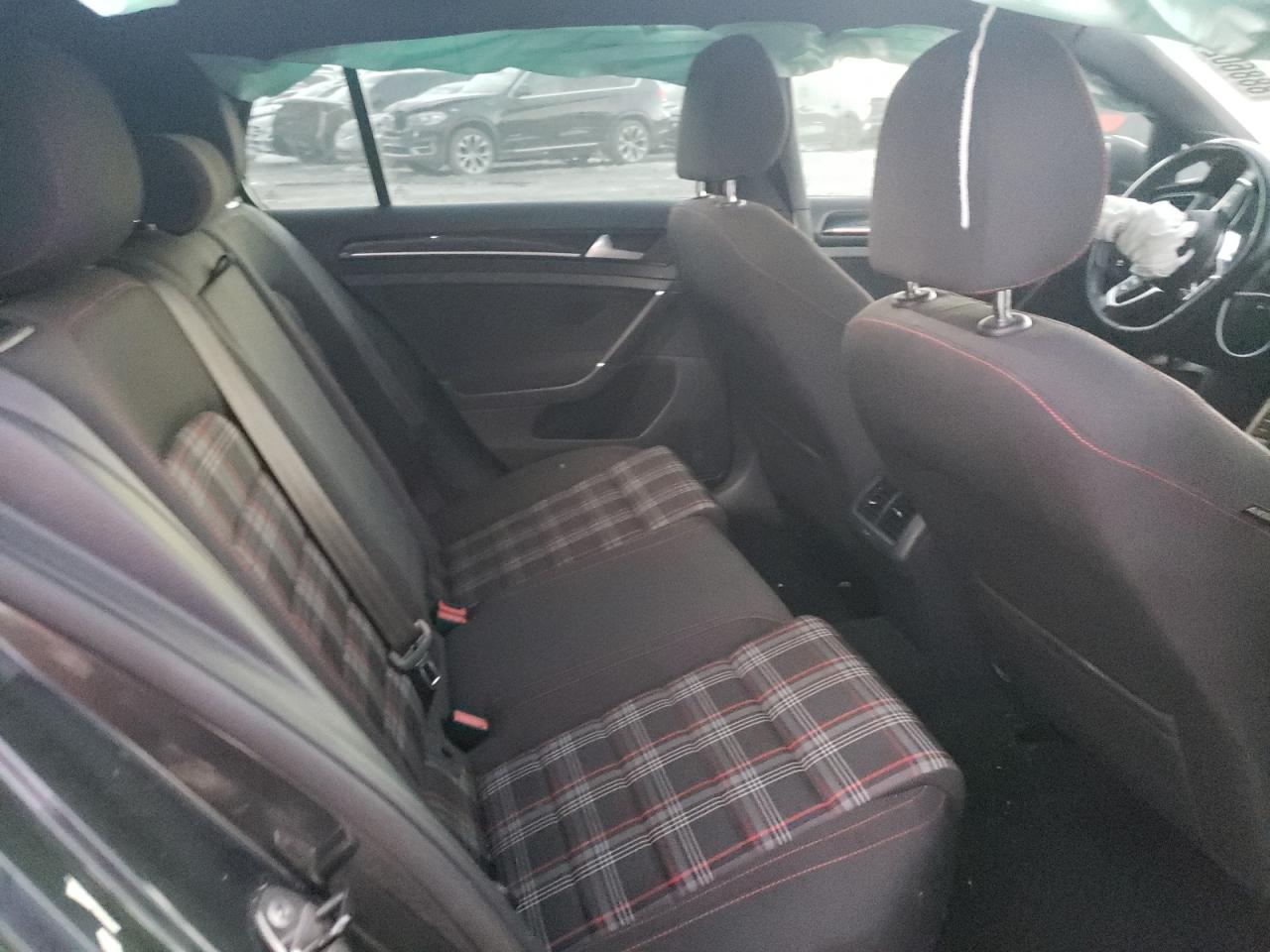 2015 Volkswagen GTI - Image 10