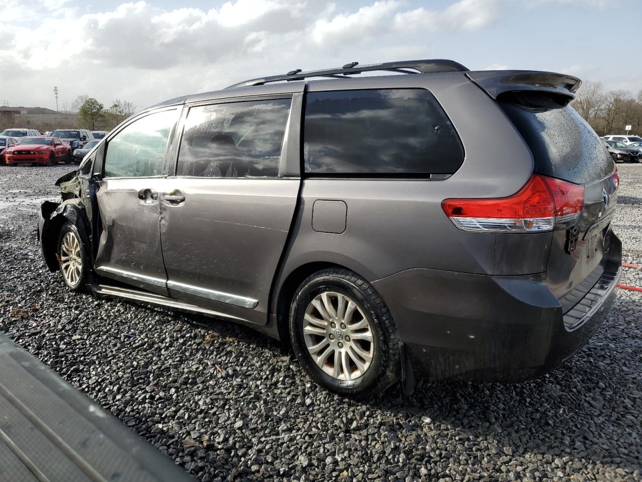 2011 Toyota Sienna - Image 2
