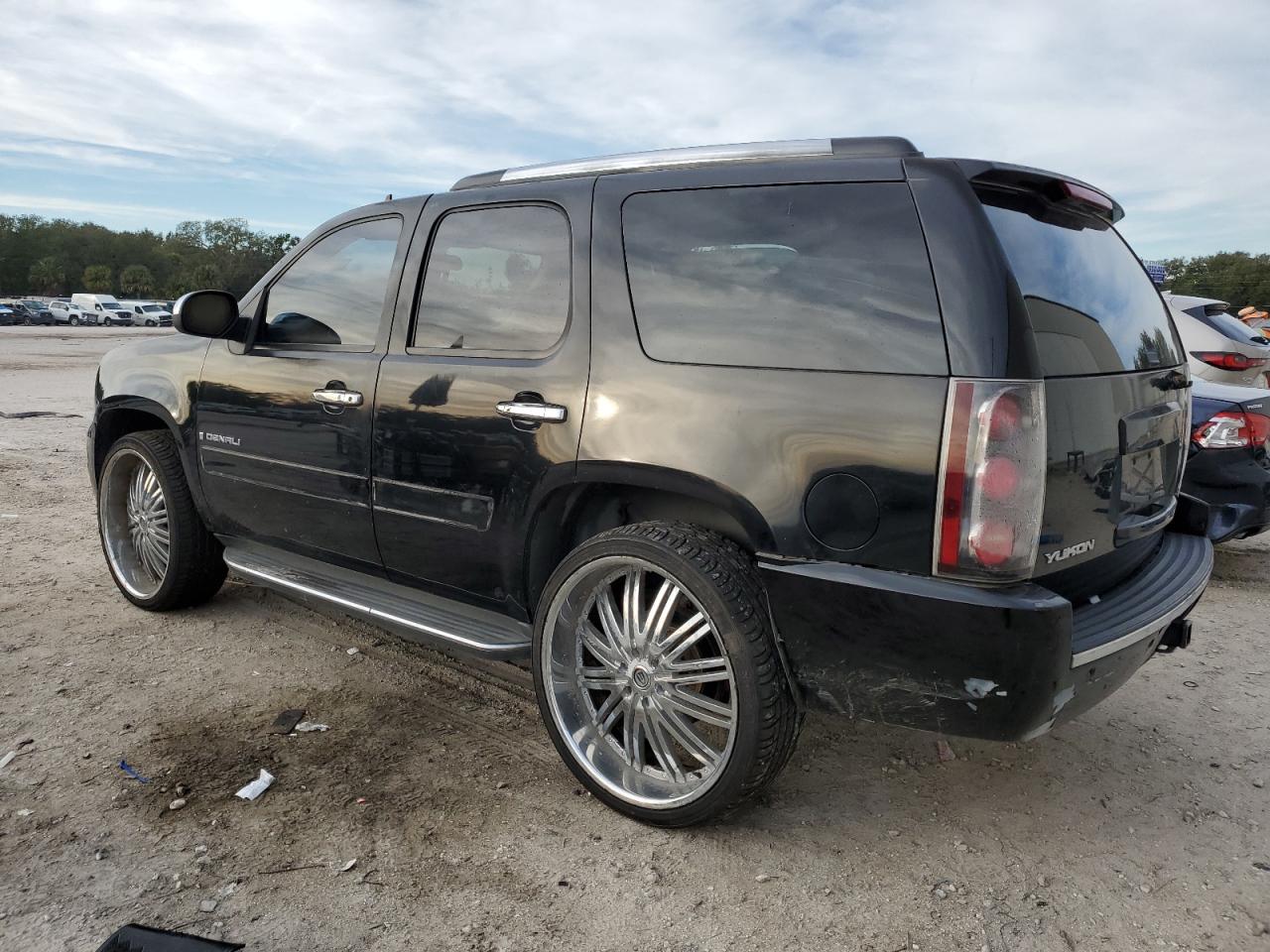 2007 GMC Yukon - Image 2