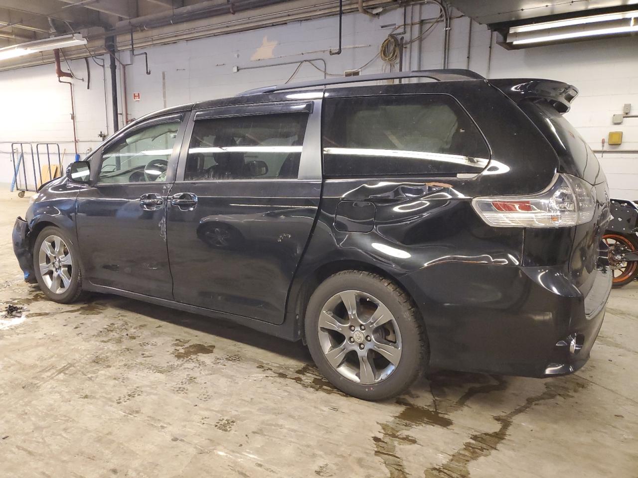 2011 Toyota Sienna - Image 2