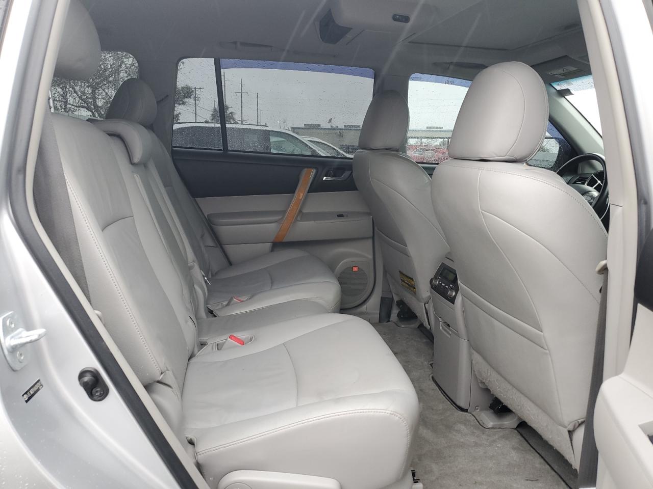 2010 Toyota Highlander - Image 11