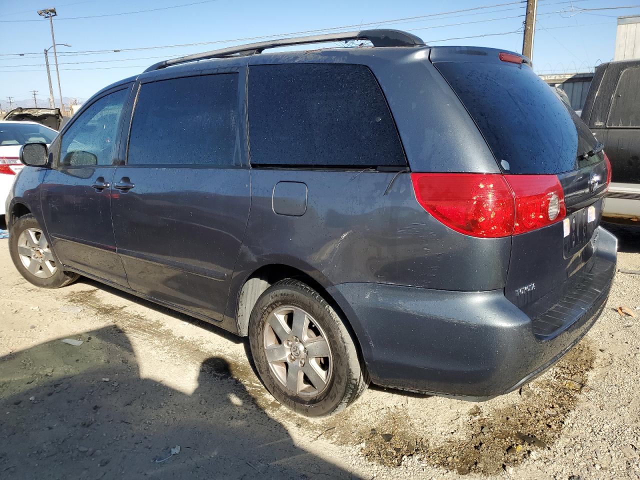 2009 Toyota Sienna - Image 2