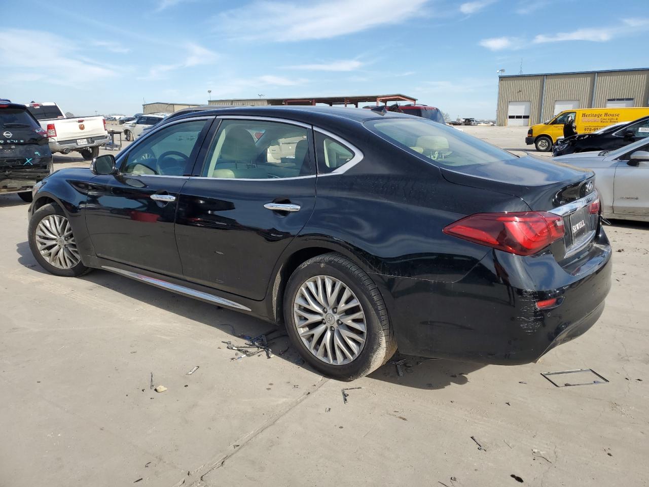 2015 Infiniti Q70 - Image 2