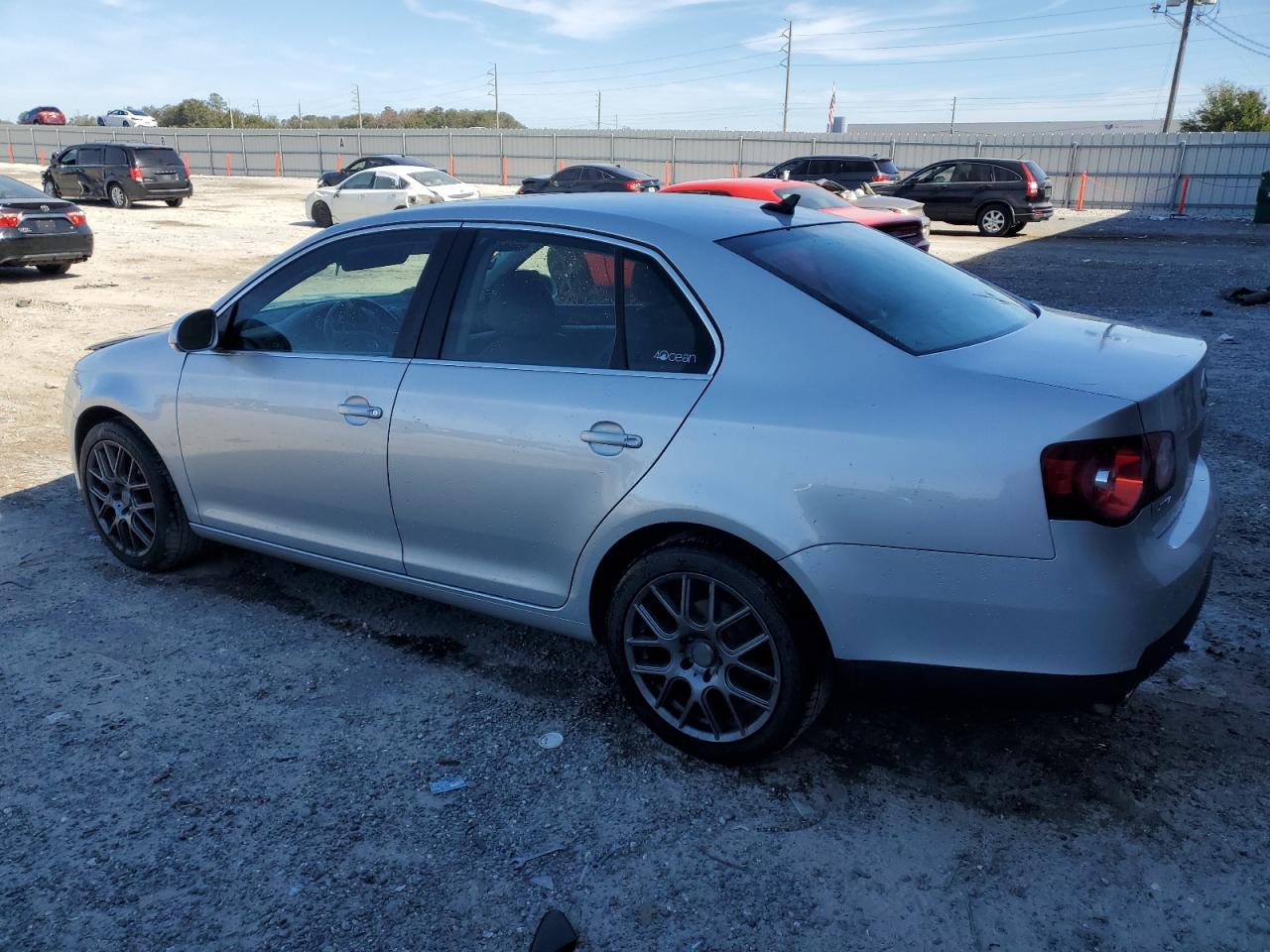 2009 Volkswagen Jetta - Image 2