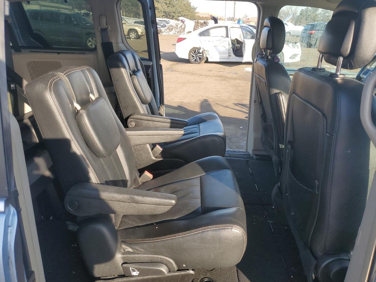 2016 Chrysler Town & Country - Image 12