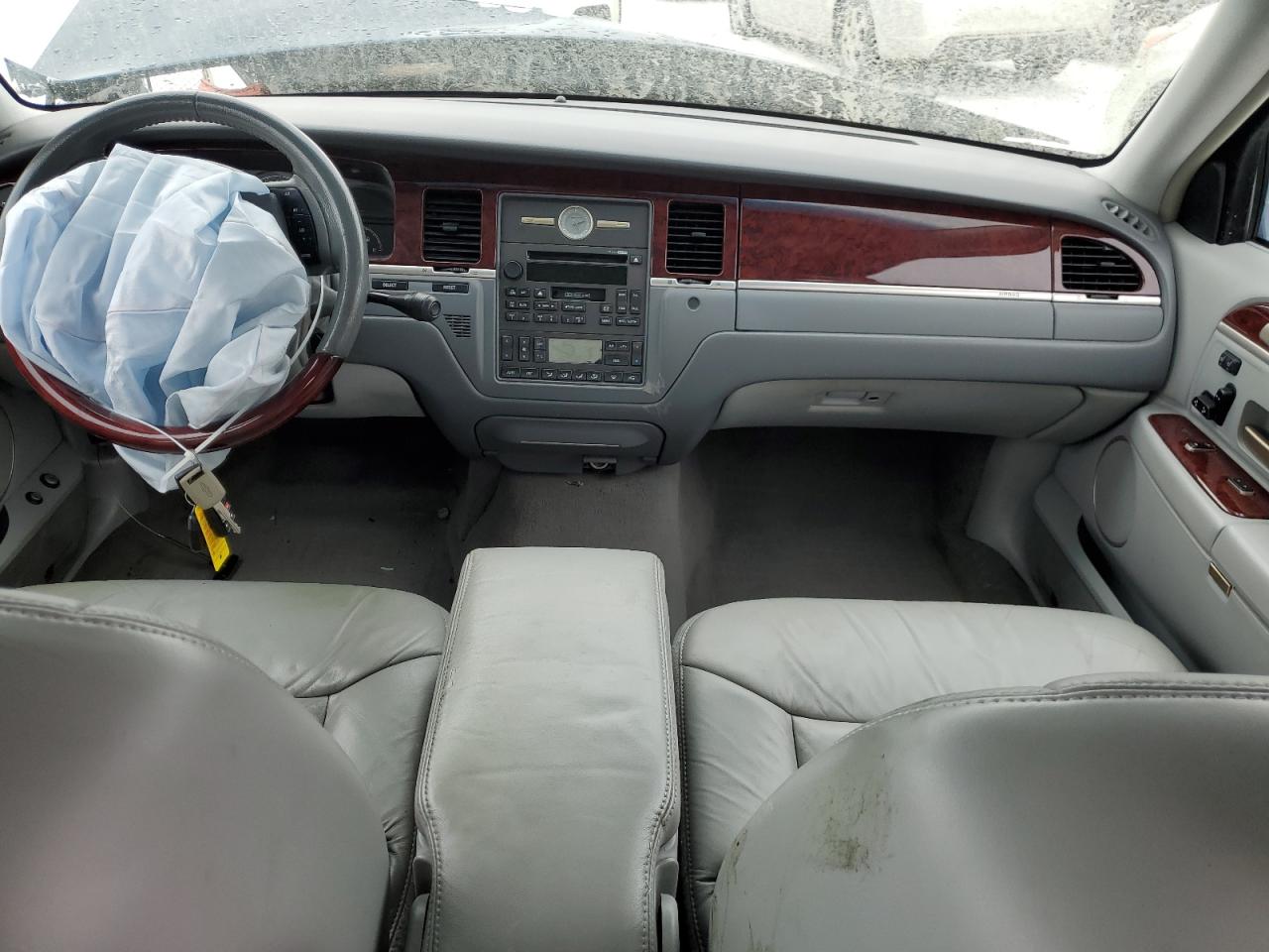 2005 Lincoln Town Car - Image 8
