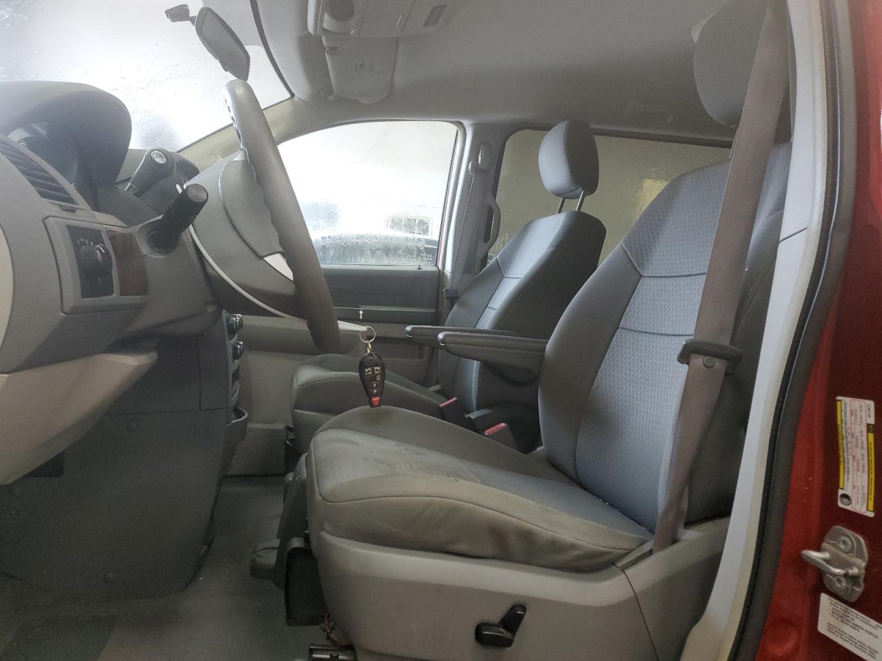 2010 Chrysler Town & Country - Image 7