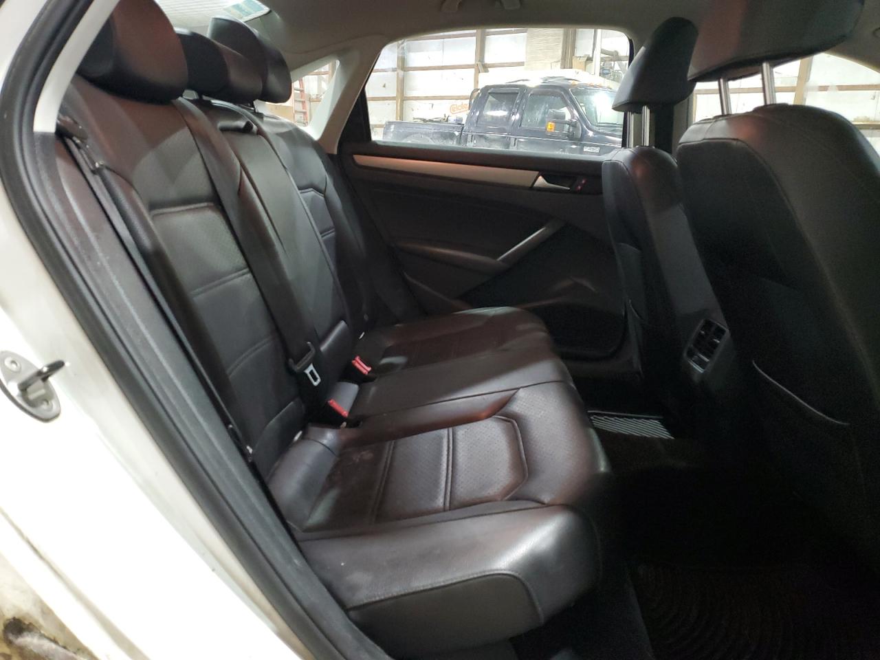 2014 Volkswagen Passat - Image 10