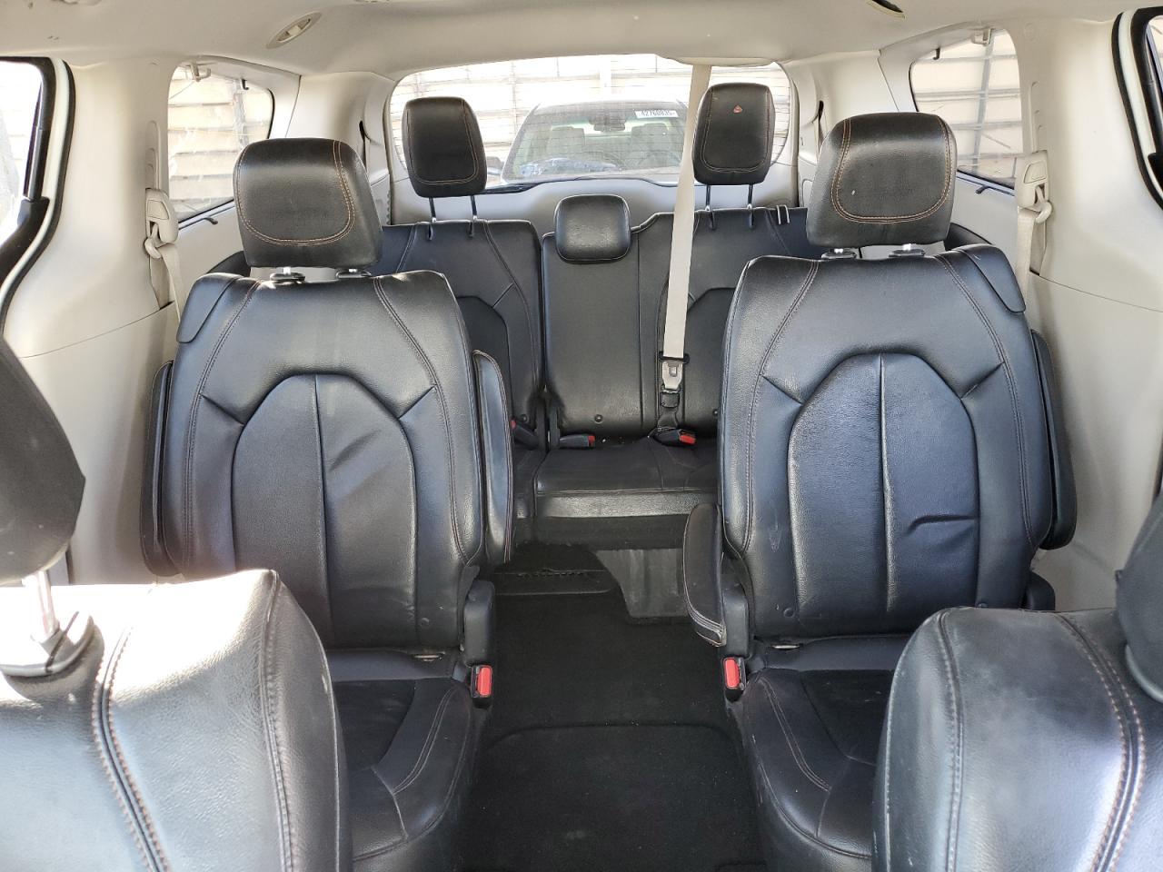 2017 Chrysler Pacifica - Image 10
