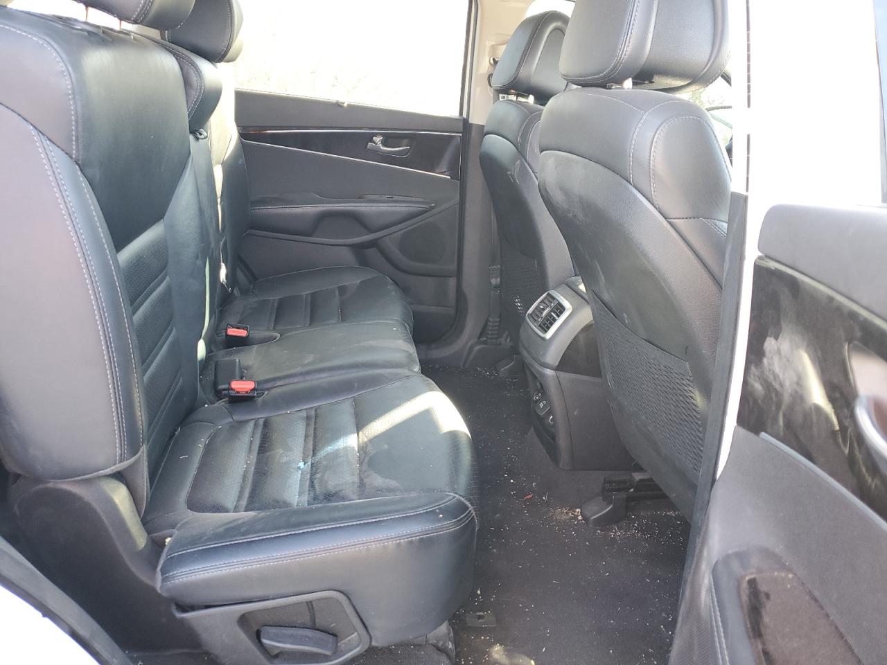 2016 Kia Sorento - Image 11