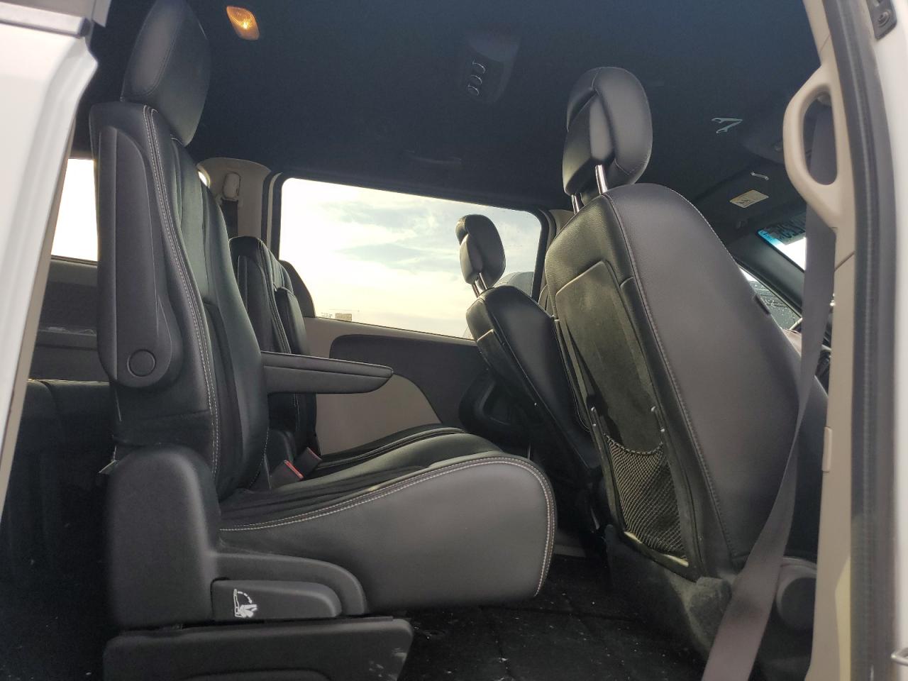 2017 Dodge Caravan - Image 11