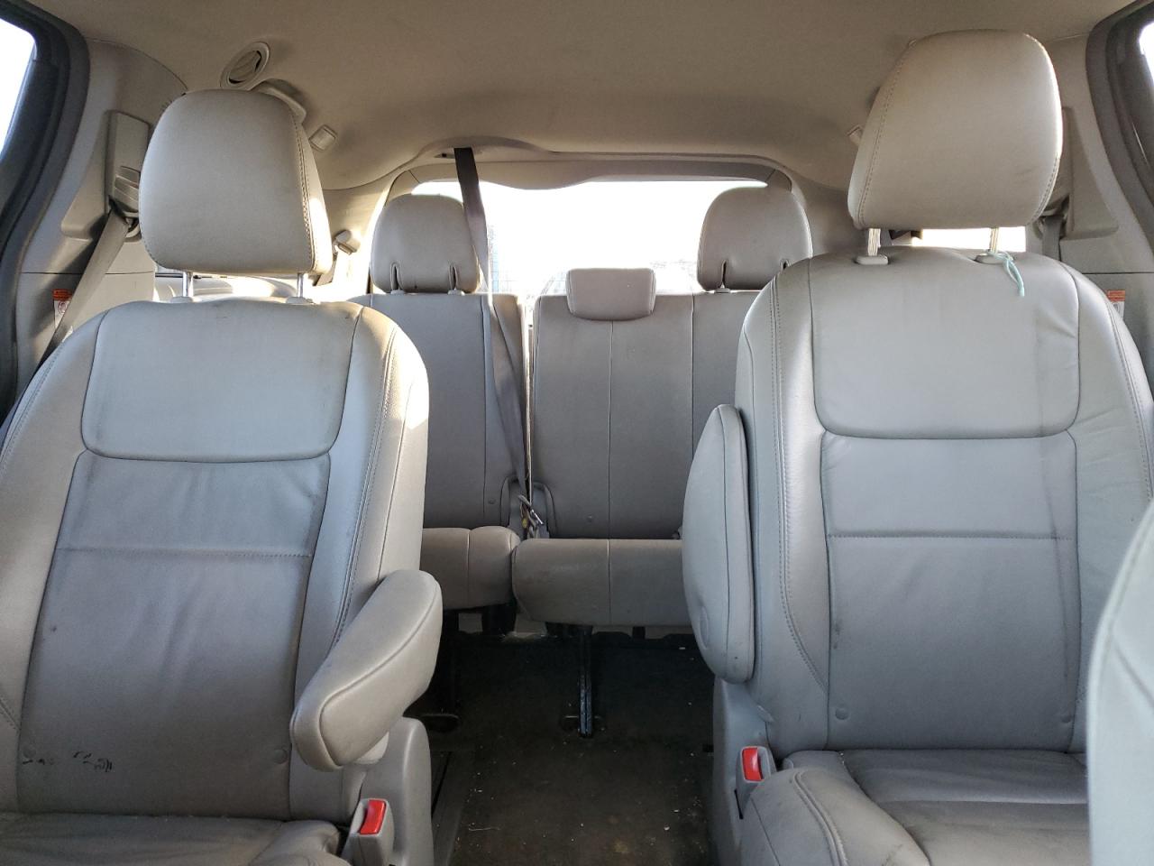 2017 Toyota Sienna - Image 10