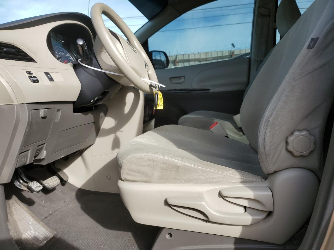 2011 Toyota Sienna - Image 7
