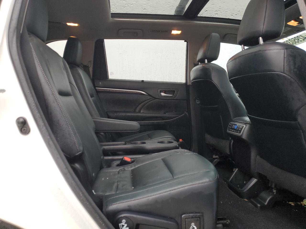 2015 Toyota Highlander - Image 11