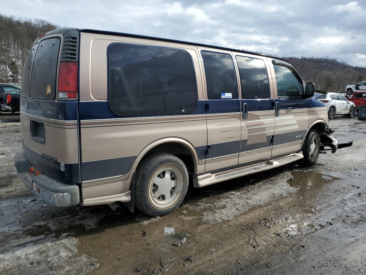 2001 Chevrolet Express - Image 3
