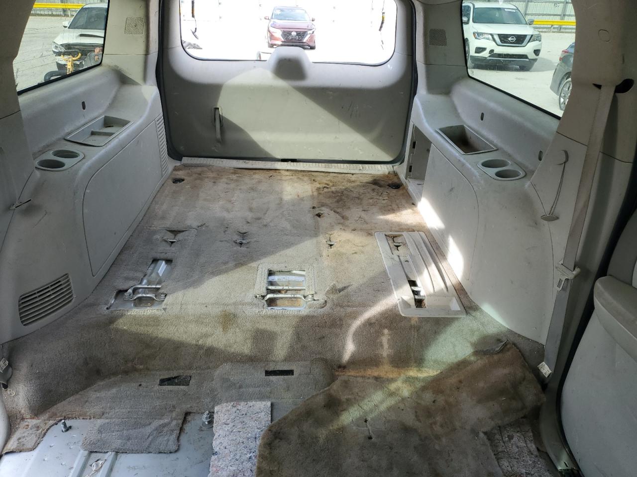 2011 Chevrolet Suburban - Image 10
