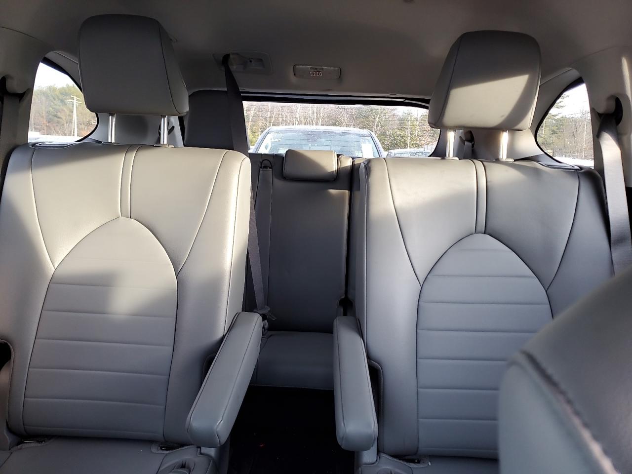 2022 Toyota Highlander - Image 10