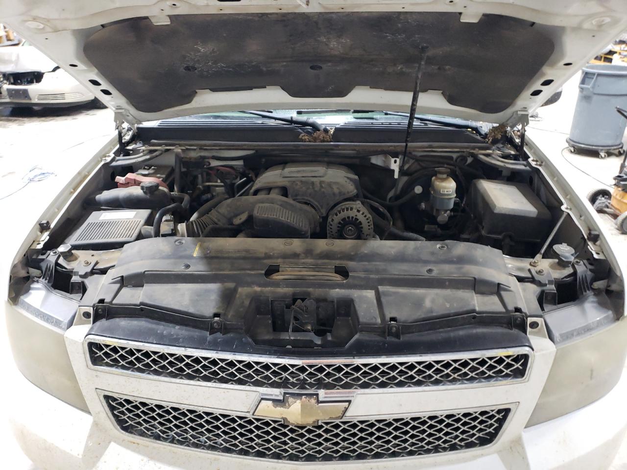 2009 Chevrolet Suburban - Image 13