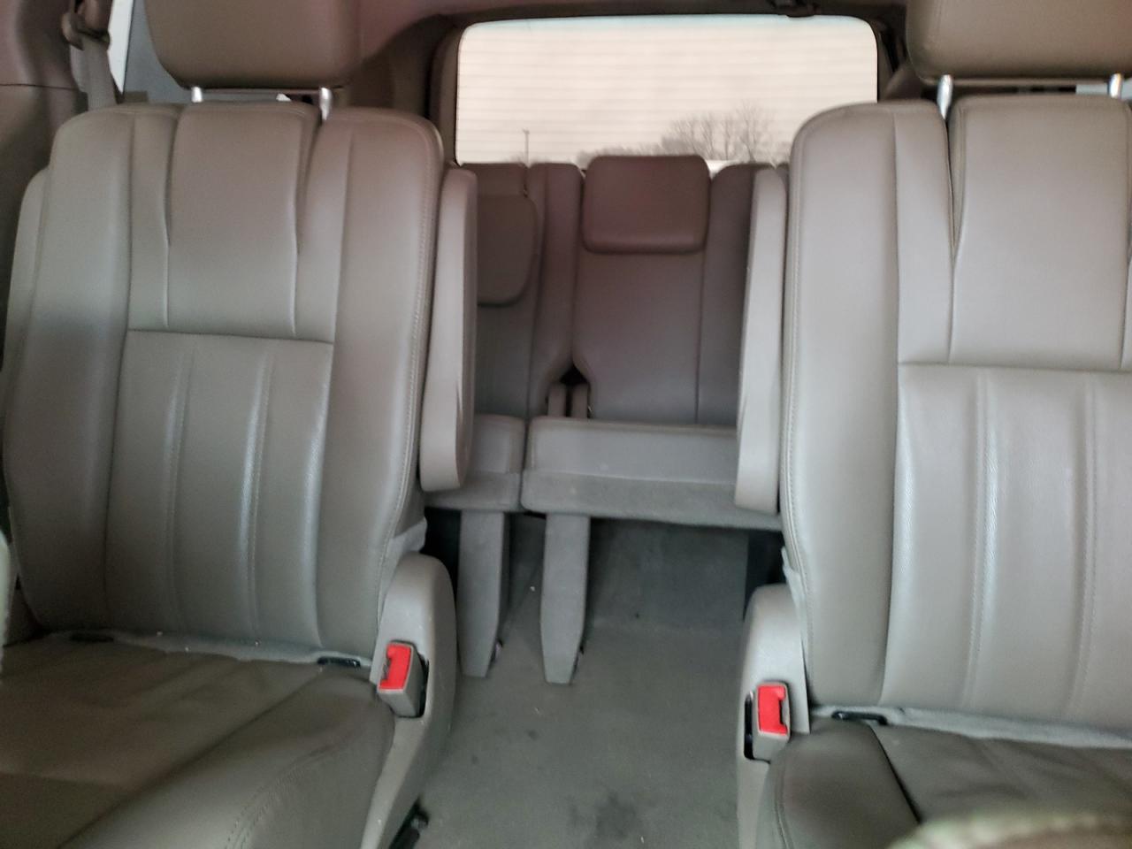 2015 Chrysler Town & Country - Image 10