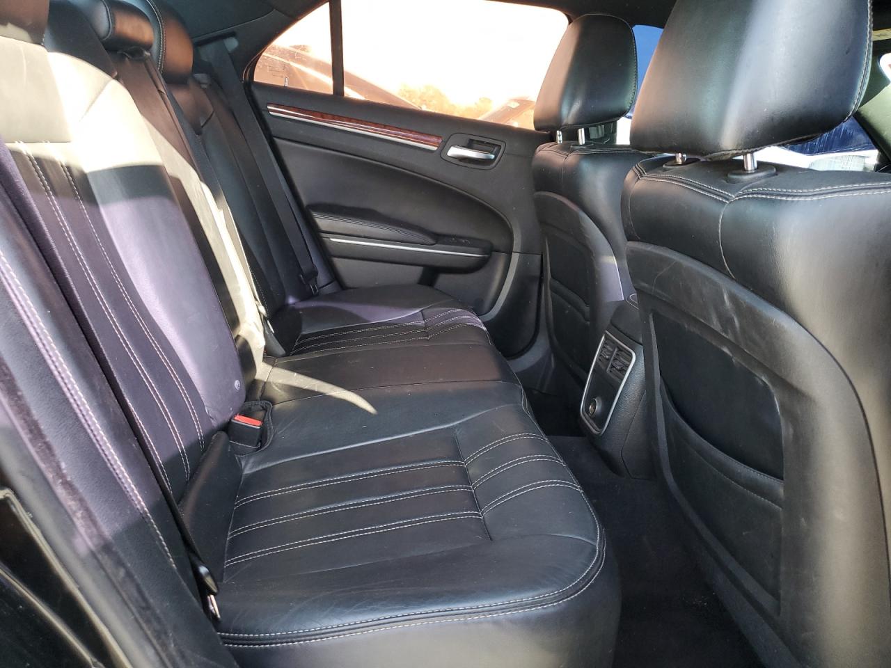 2014 Chrysler 300 - Image 10