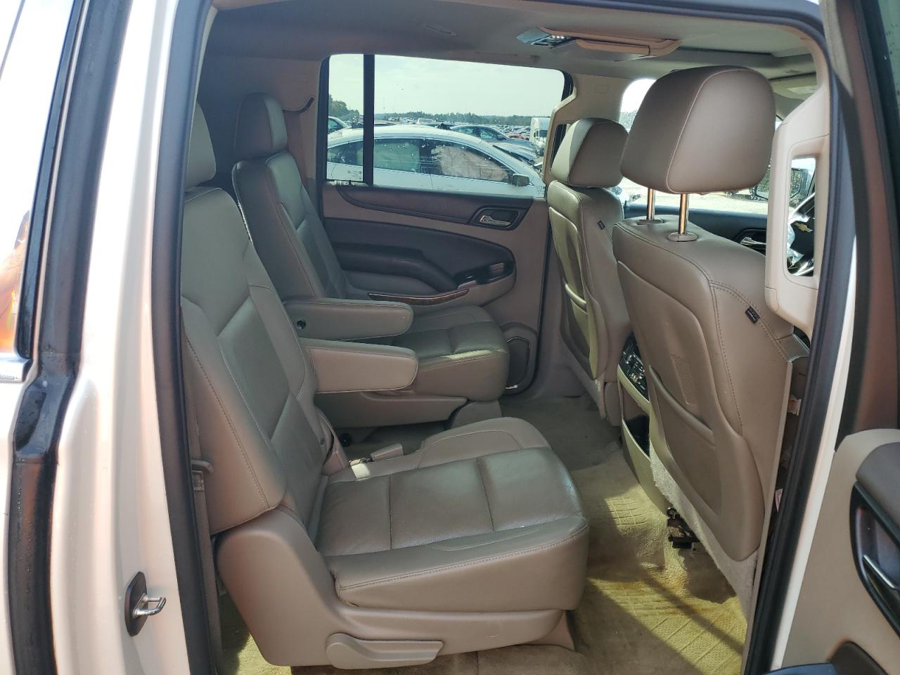 2015 Chevrolet Suburban - Image 11