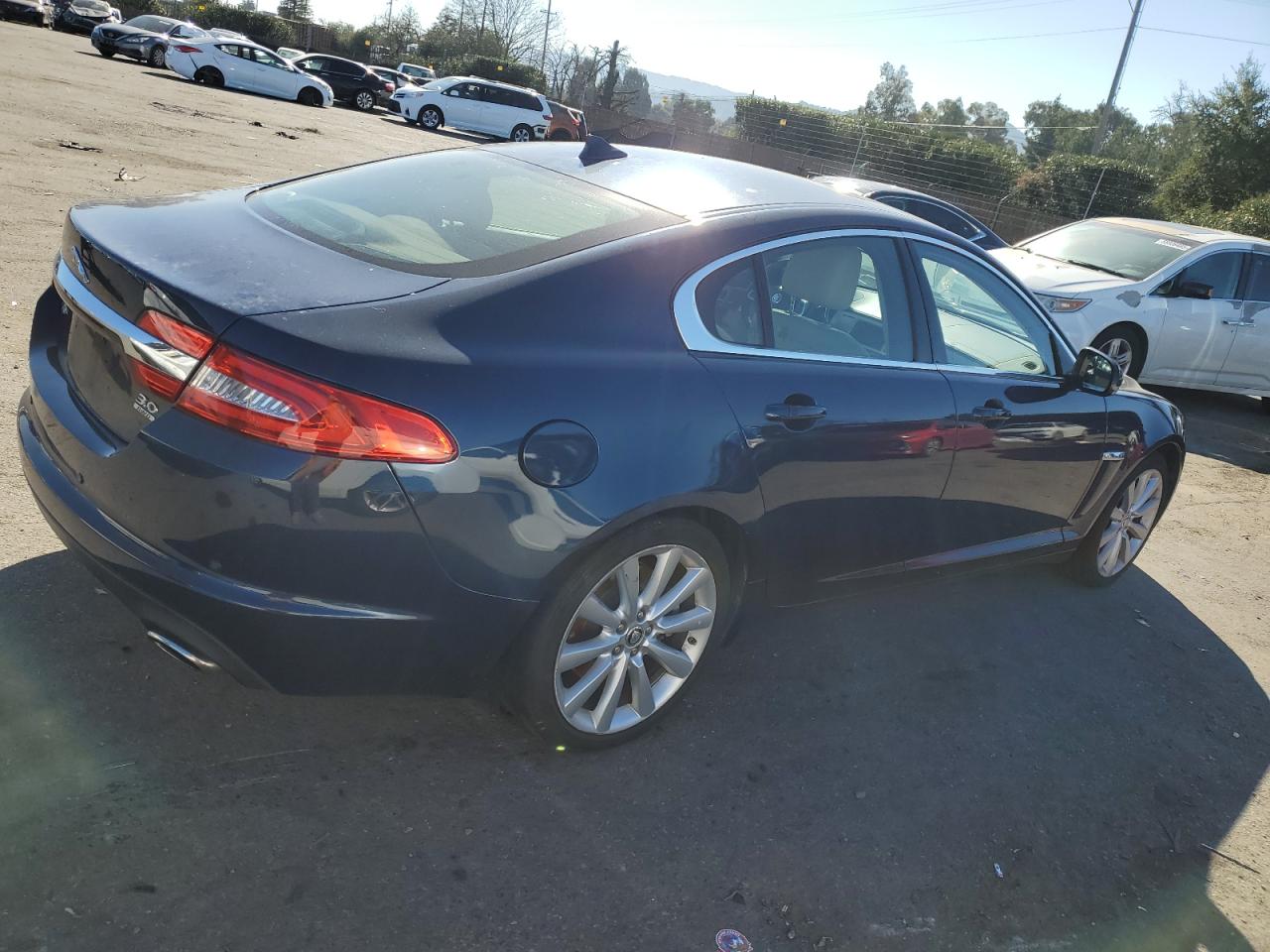 VIN SAJWJ0EF3D8S83653 2013 JAGUAR XF no.3