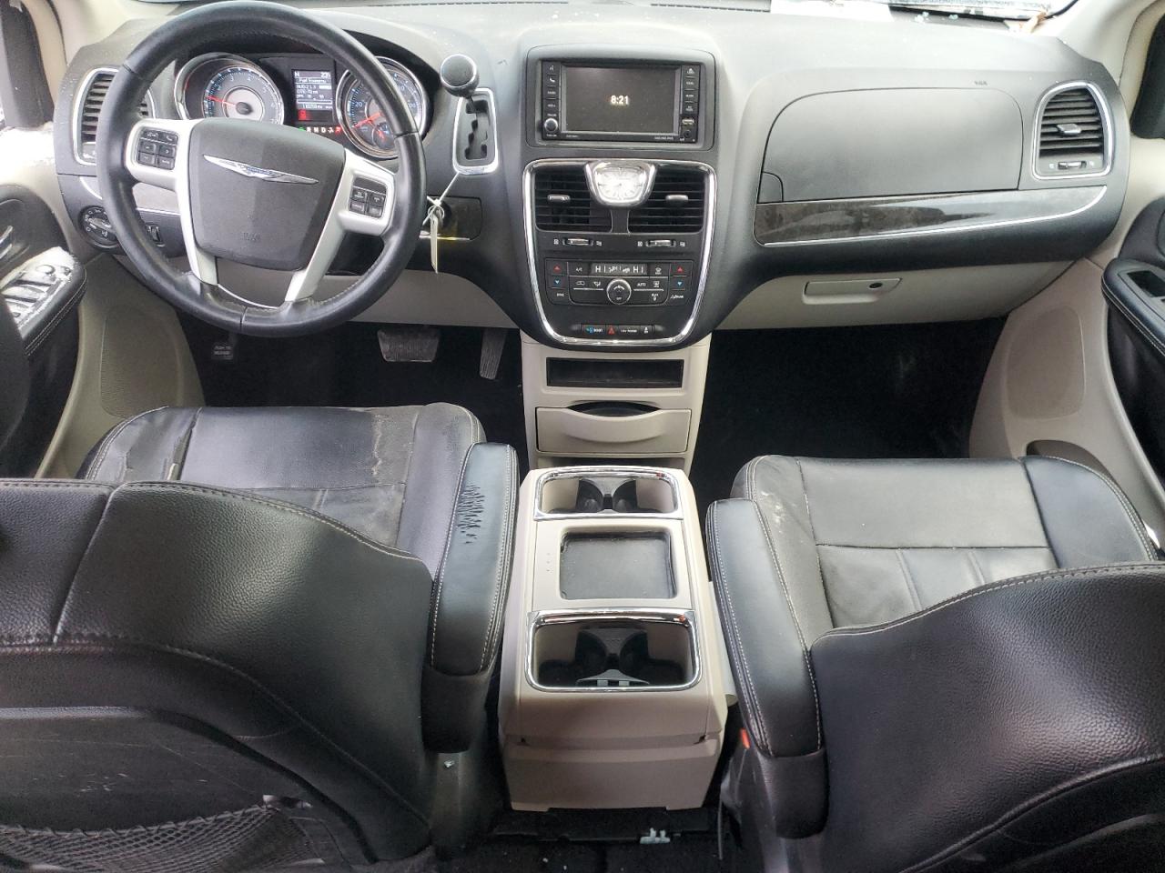 2014 Chrysler Town & Country - Image 8
