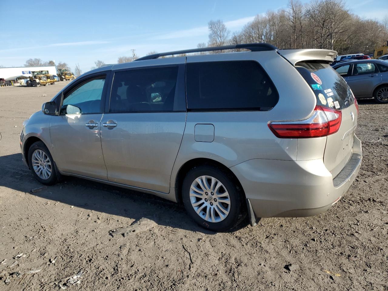 2015 Toyota Sienna - Image 2