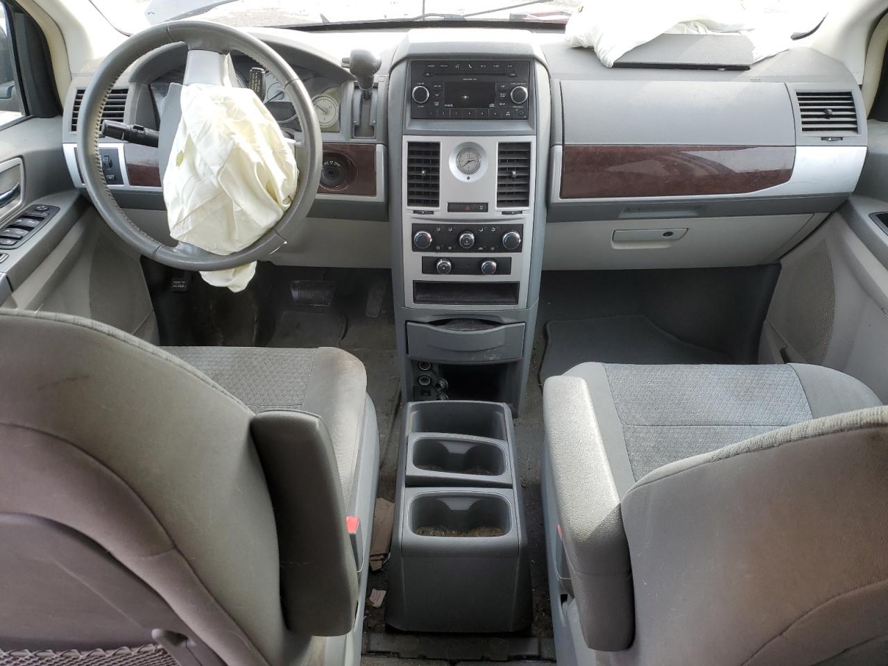 2010 Chrysler Town & Country - Image 8