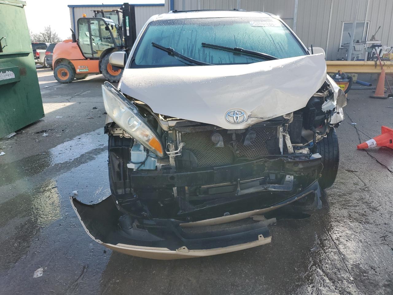 2014 Toyota Sienna - Image 5