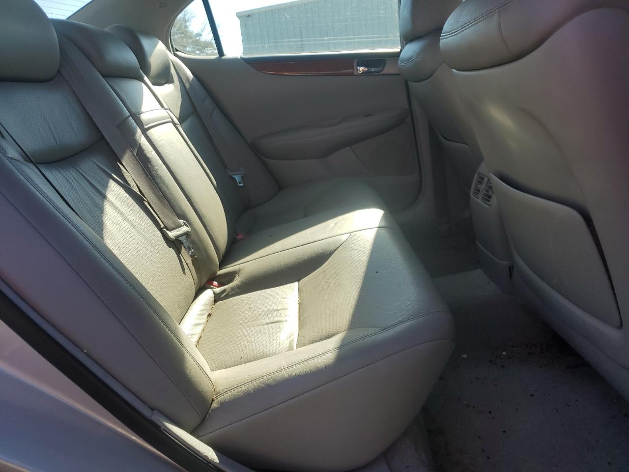 2005 Lexus ES - Image 11