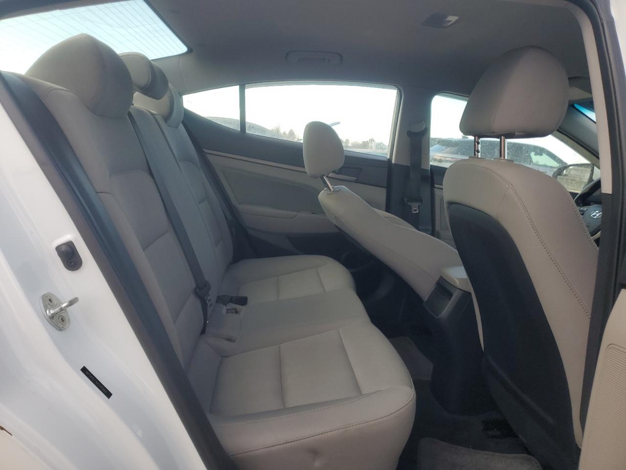 2017 Hyundai Elantra - Image 10