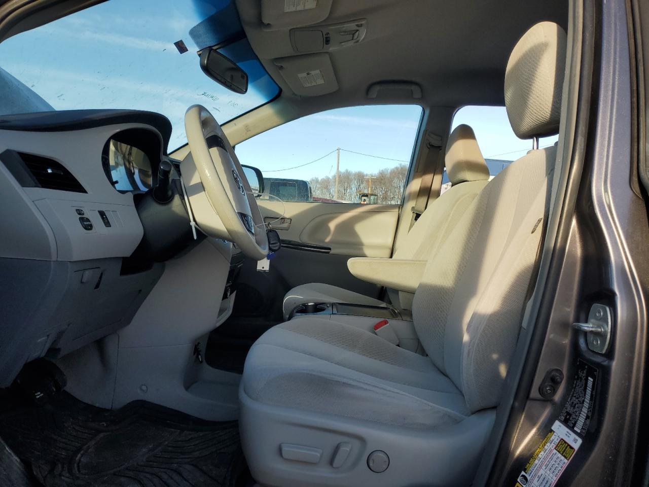 2012 Toyota Sienna - Image 7