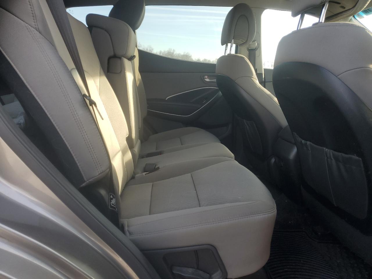 2017 Hyundai Santa Fe - Image 11