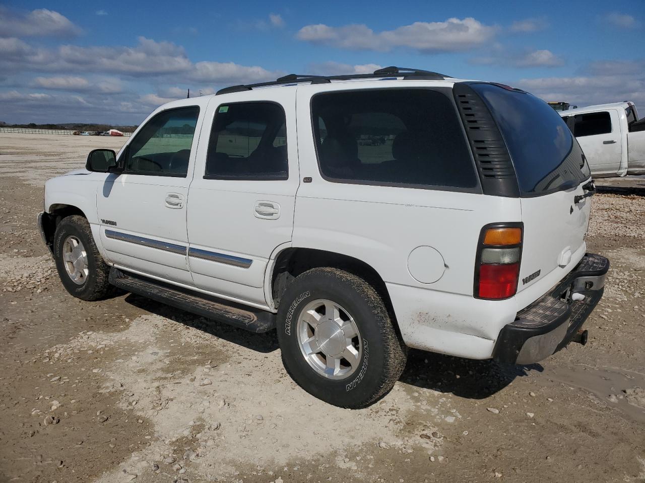 2005 GMC Yukon - Image 2