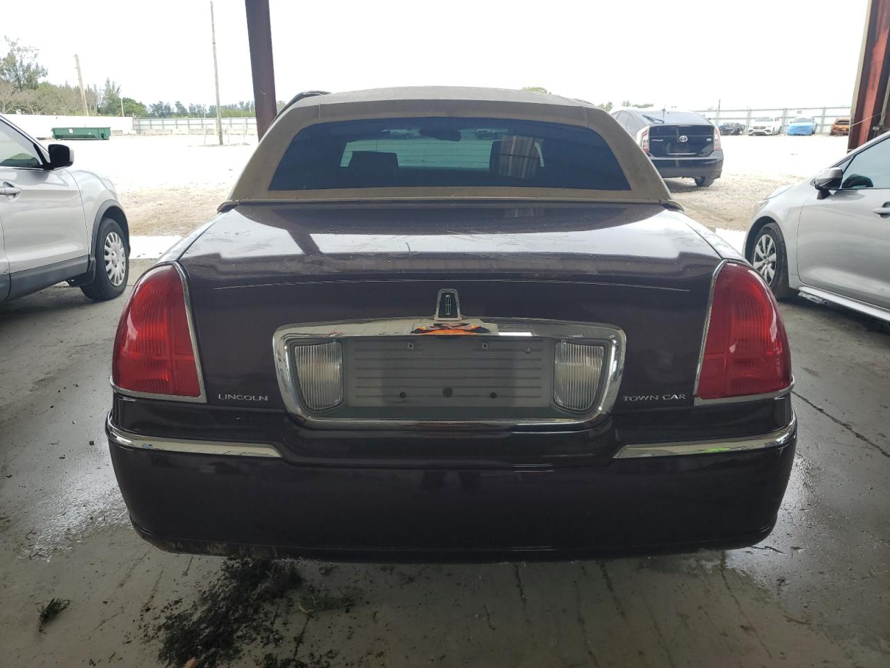 2006 Lincoln Town Car - Image 6
