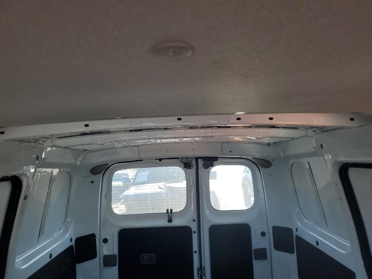 2017 Nissan NV - Image 10