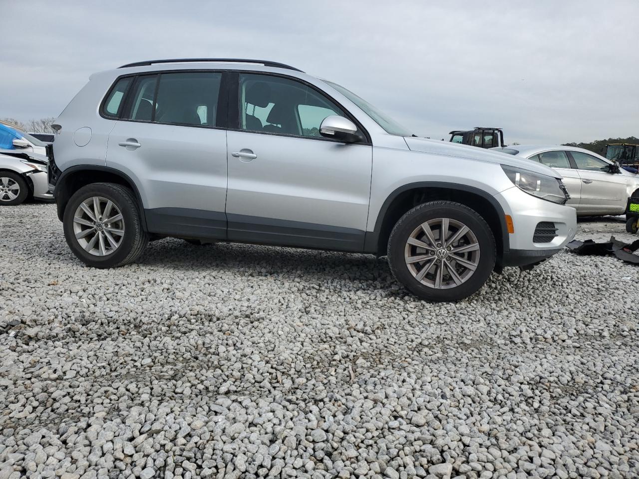 2017 Volkswagen Tiguan - Image 4