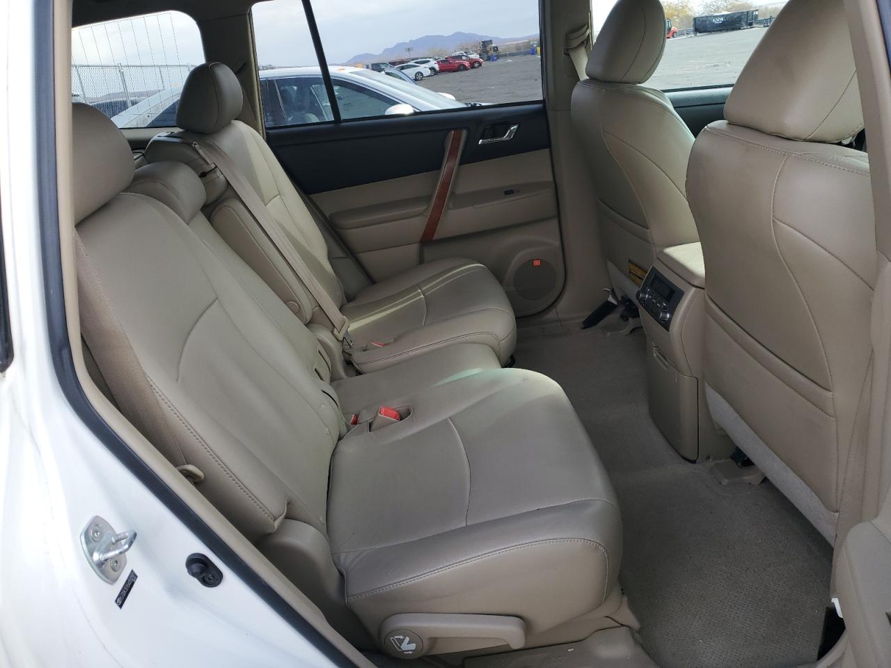 2010 Toyota Highlander - Image 11